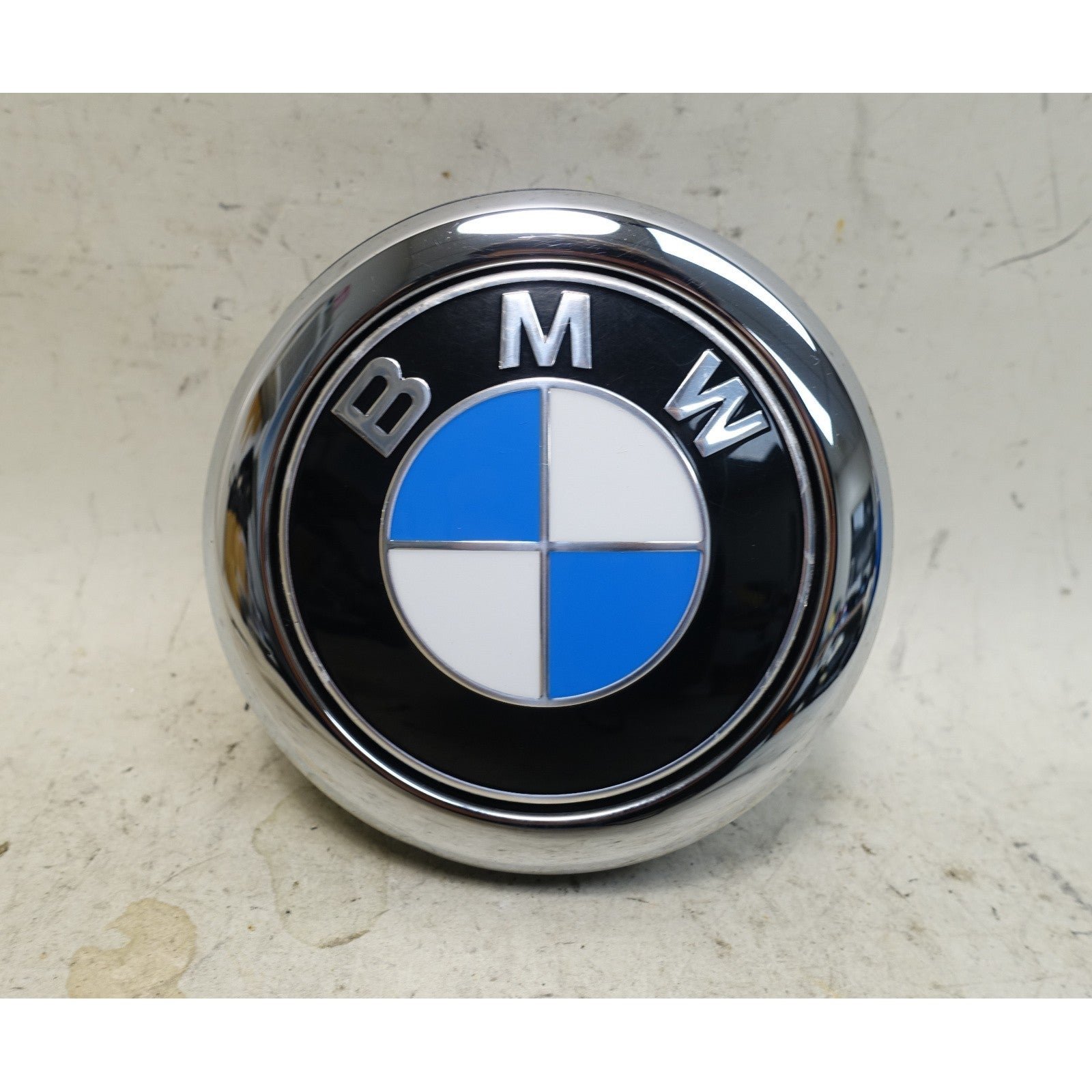 57_ba02b4a9-48f0-4cca-91bb-80e0bfa38161.jpg 2019-2025 BMW G02 X4 F98 X4M Trunk Lid Emblem Button Handle OEM - Image 1