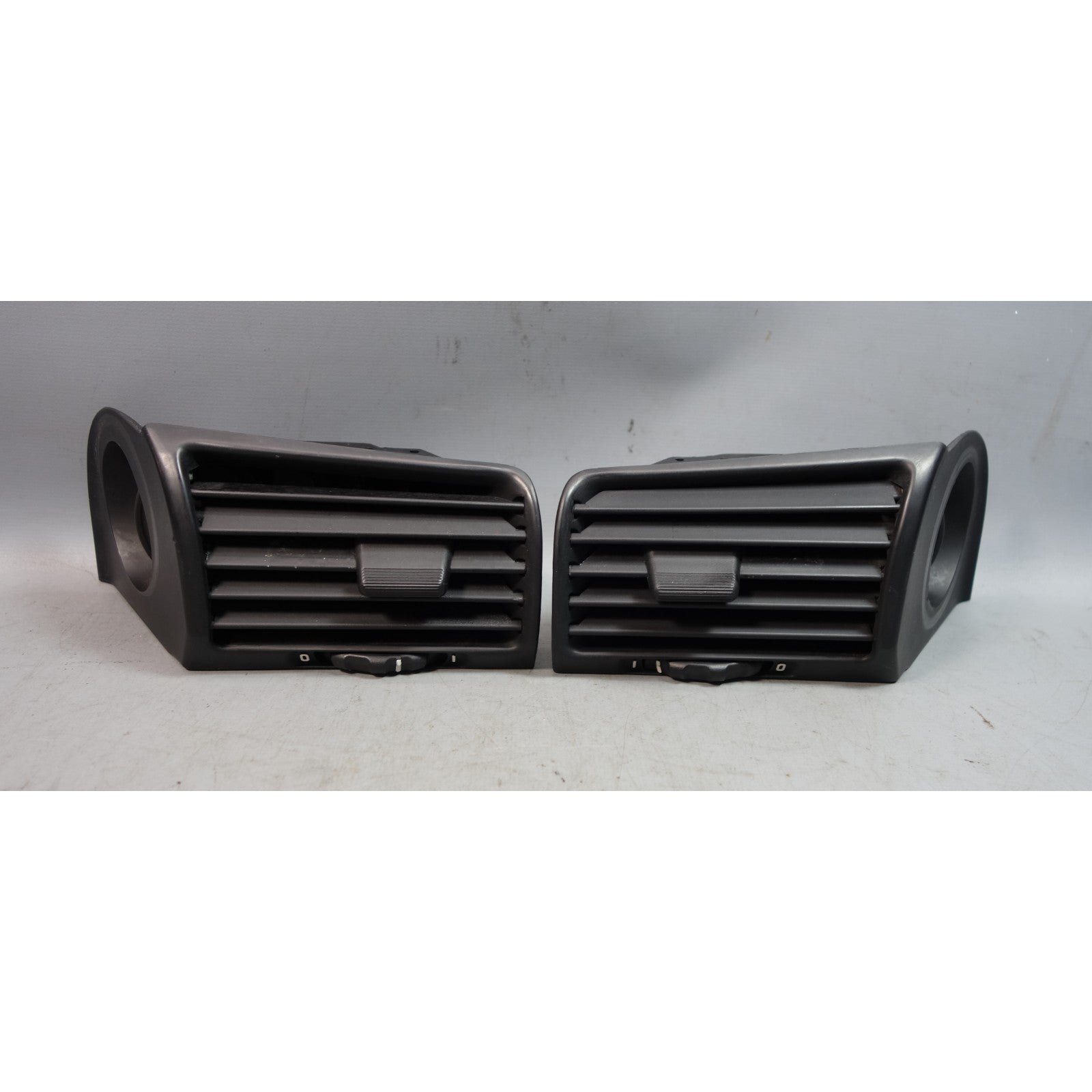 inv_056364-1.jpg 89-95 BMW E34 5-Series Front Door Air Vent HVAC Pair Left Right OEM - Image 1